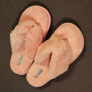 💙NWB CAPE ROBBIN FUR SLIPPERS